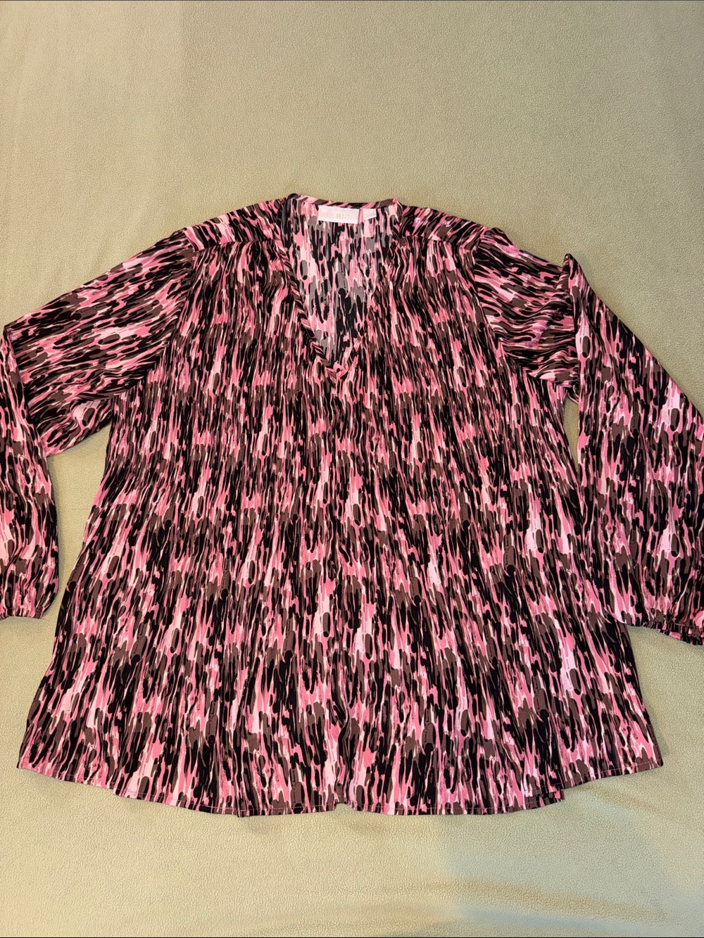 Belle Kim Gravel Women’s Printed V-Neck Micropleat Long Sleeve Top